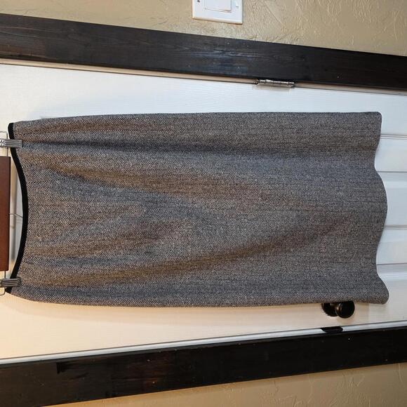 Talbots Petites Gray Wool Herringbone Midi Skirt w/ Black Buckle Detail- size 8 - Picture 3 of 7